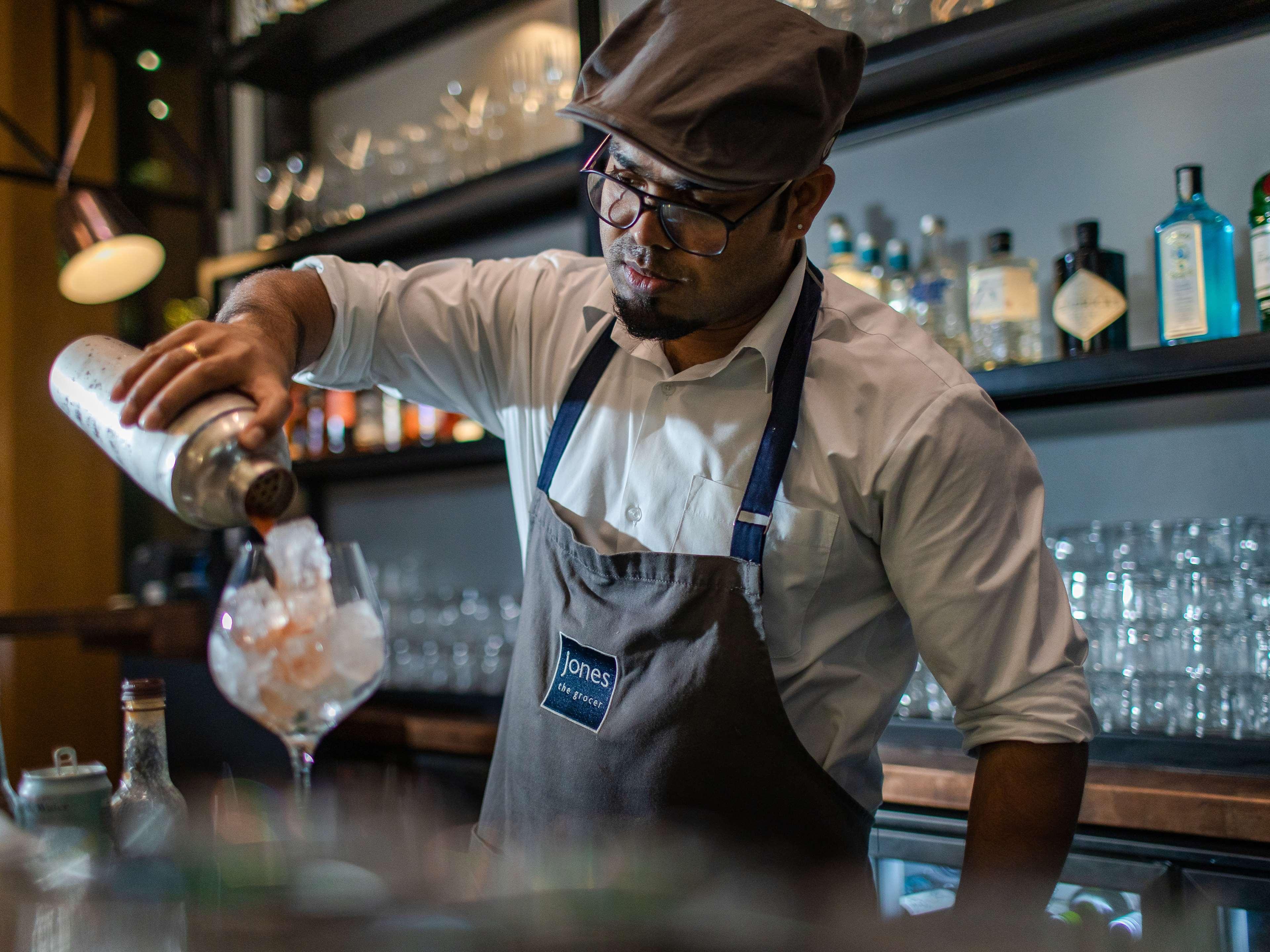 Hilton Dubai Palm Jumeirah Exterior foto A bartender at work