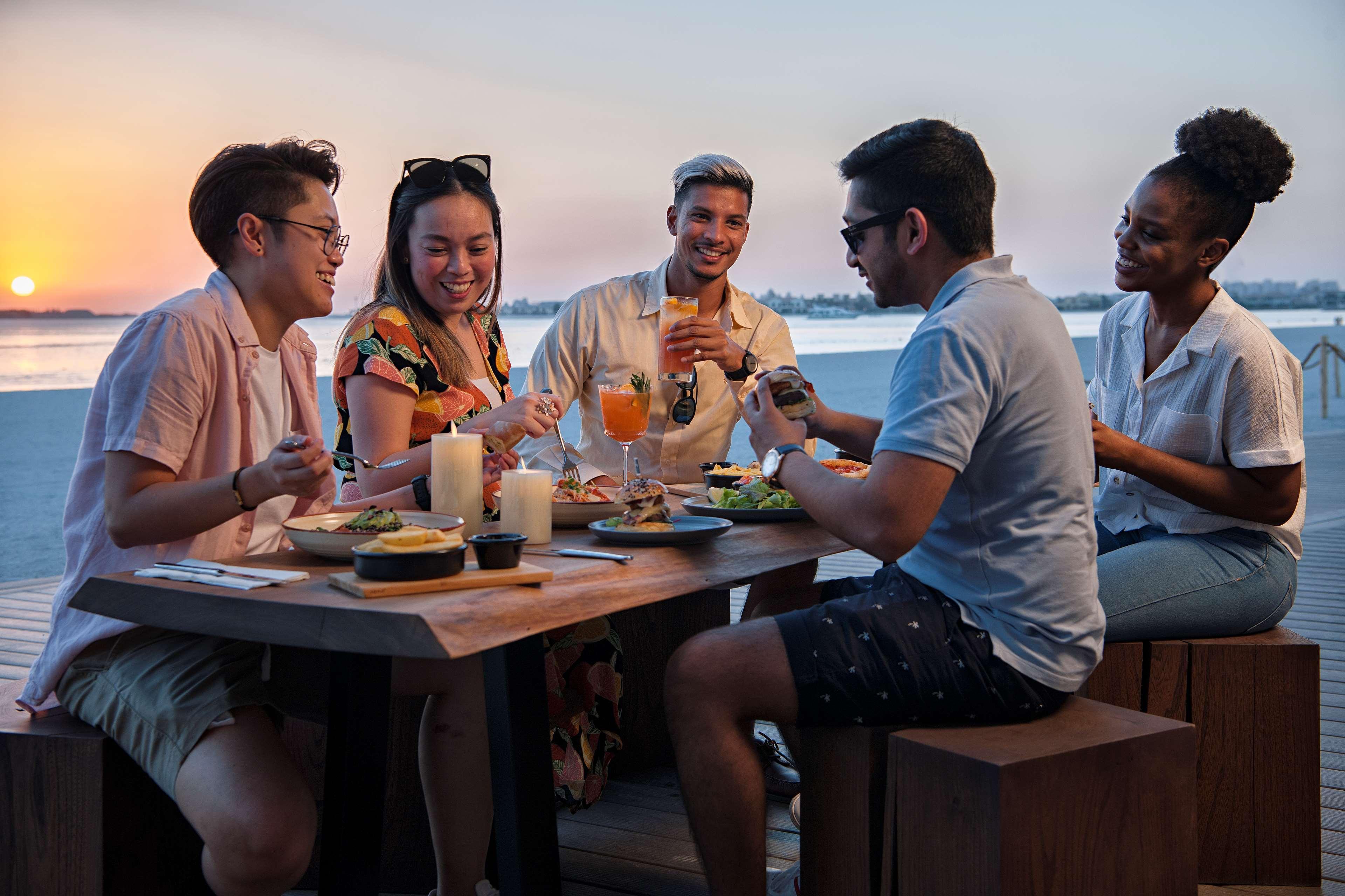 Hilton Dubai Palm Jumeirah Exterior foto The Deck